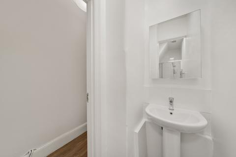 Studio to rent, Egerton Gardens, Knightsbridge SW3