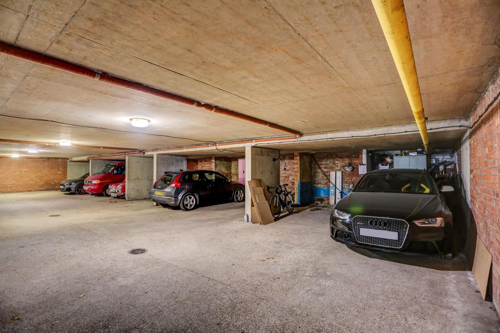 Garageparkingspace