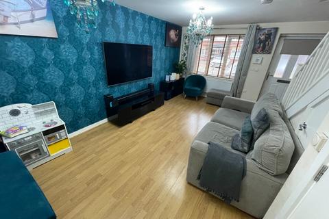 2 bedroom terraced house to rent, Trinity Close, Luton, Bedfordshire, LU3