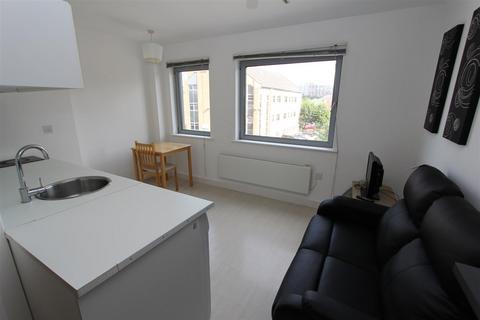 Studio to rent, Manor Mills, Ingram Steet