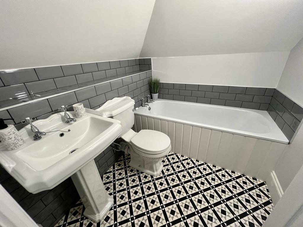 Ensuite bathroom.jpg