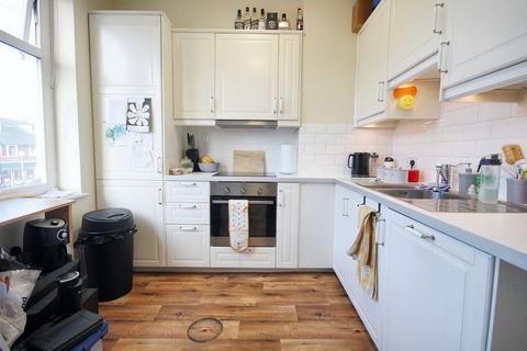 1 bedroom flat for sale, 127B Broad Street, Chesham, Buckinghamshire, HP5 3EF