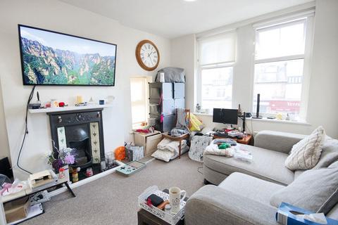 1 bedroom flat for sale, 127B Broad Street, Chesham, Buckinghamshire, HP5 3EF