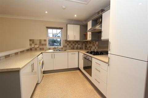 2 bedroom flat to rent, Castleton Court, West Park