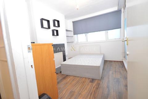 1 bedroom in a flat share to rent, Smithy Street, London, Greater London. E1