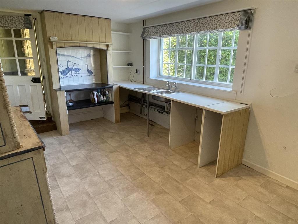 Kitchen -.JPG