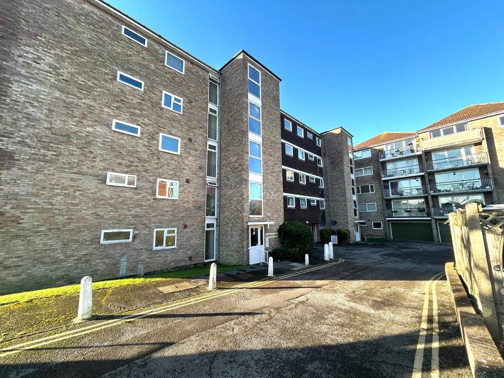 Gale Moor Avenue, Gosport PO12 2 bed flat - £1,100 pcm (£254 pw)