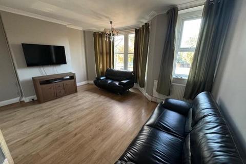 3 bedroom apartment to rent, Albany Road