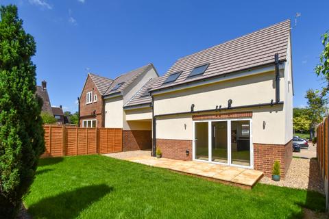 3 bedroom link detached house for sale, Knebworth SG3