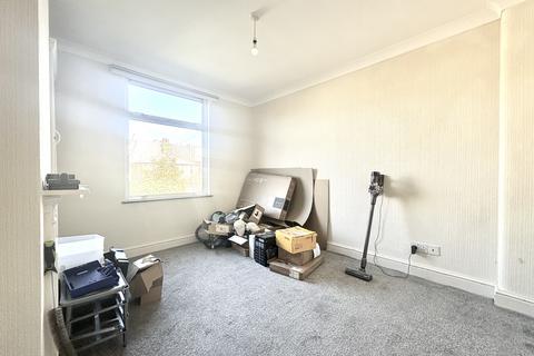 3 bedroom flat to rent, Kingston Road, London SW19