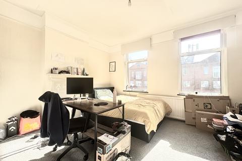 3 bedroom flat to rent, Kingston Road, London SW19