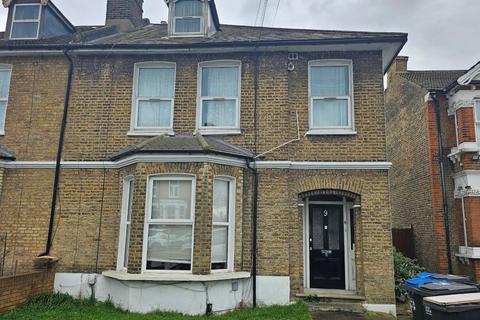 3 bedroom flat for sale, Bensham Manor Road, Thornton Heath CR7