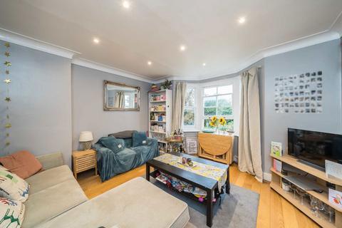 3 bedroom flat to rent, Culverden Road, London SW12