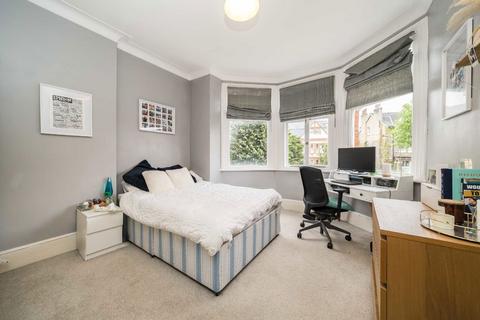 3 bedroom flat to rent, Culverden Road, London SW12