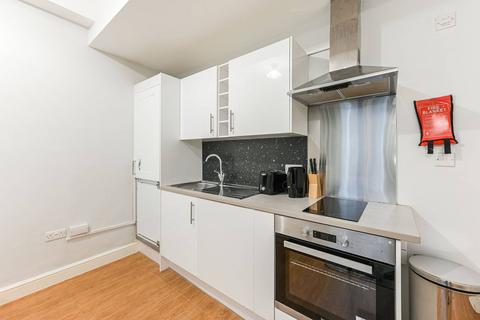 Studio to rent, Queens Gate, South Kensington, London, SW7