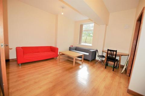 3 bedroom flat to rent, Low Close Dwellings