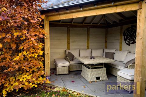 8 Spring Meadow, Witney, OX28 5DJ