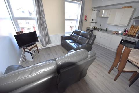 3 bedroom flat to rent, Brudenell Mount