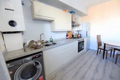 3 bedroom flat to rent, Brudenell Mount