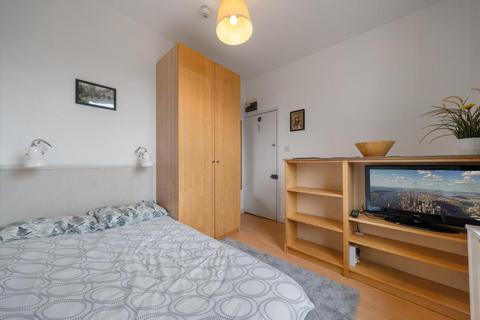 Studio to rent, Fairholme Road, West Kensington, W14