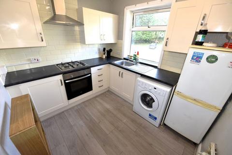 3 bedroom flat to rent, St Annes Road