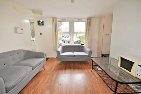 3 bedroom flat to rent, Hollybank