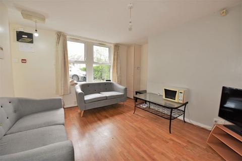 3 bedroom flat to rent, Hollybank