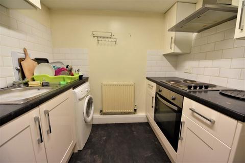 3 bedroom flat to rent, Hollybank