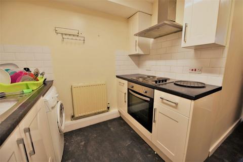 3 bedroom flat to rent, Hollybank