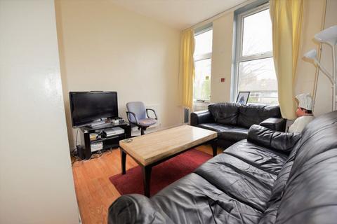 3 bedroom flat to rent, Holly Bank