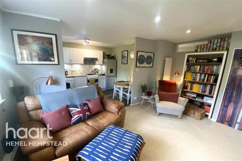 1 bedroom flat to rent, Russett House