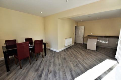 2 bedroom flat to rent, 16 Woodsley Road, Flat 1