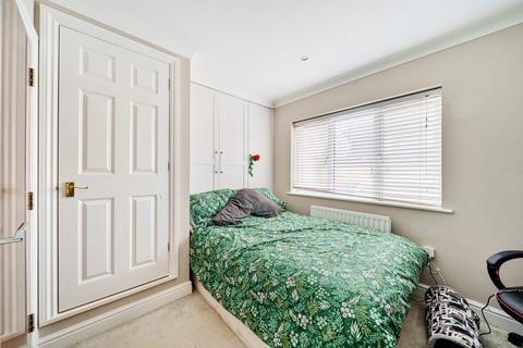 20 Campbell Close, Byfleet, West Byfleet, KT14 7AW