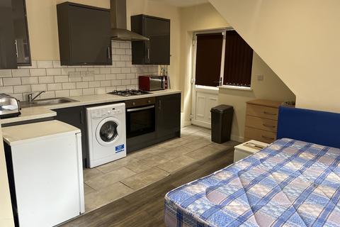 Studio to rent, Nottingham NG7