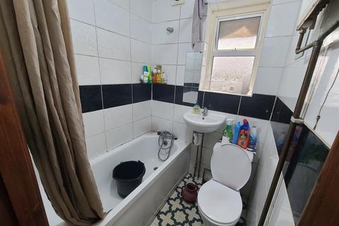 2 bedroom property for sale, Stafford Road, London