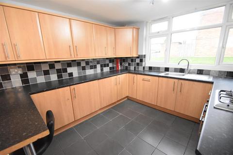 3 bedroom terraced house to rent, Everleigh Close, Prenton