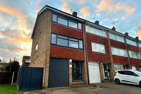 4 bedroom end of terrace house for sale, Beverley Close, Rainham, Gillingham, ME8