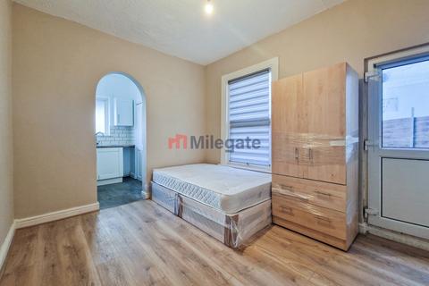 Studio to rent, Burnaby Road, Southend-On-Sea SS1