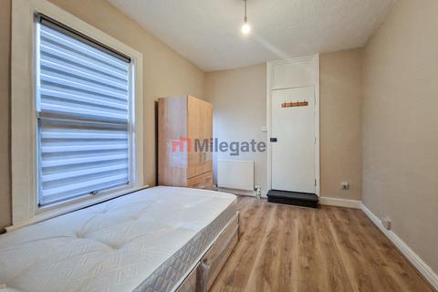 Studio to rent, Burnaby Road, Southend-On-Sea SS1