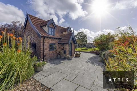 3 bedroom cottage for sale, Langley Street, Langley