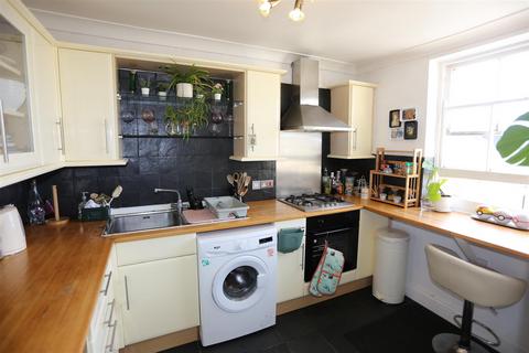 2 bedroom flat to rent, Regency Square, Brighton