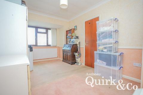 1 bedroom detached bungalow for sale, Berg Avenue, Canvey Island, SS8