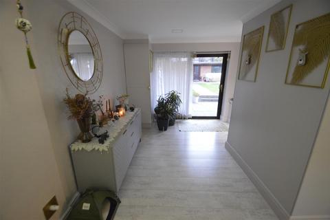 17 Burwood Gardens, Rainham, RM13 8JS