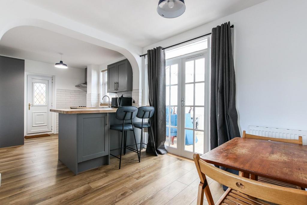Kitchen / Dining Area