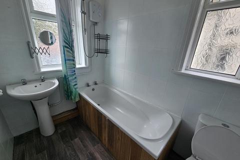 2 bedroom house to rent, Ash Road, Leeds