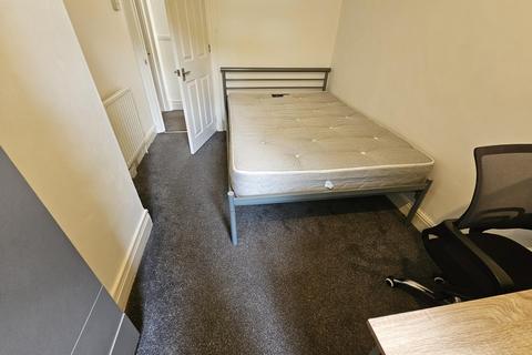 2 bedroom house to rent, Ash Road, Leeds