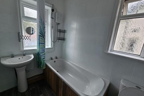 2 bedroom house to rent, Ash Road, Leeds