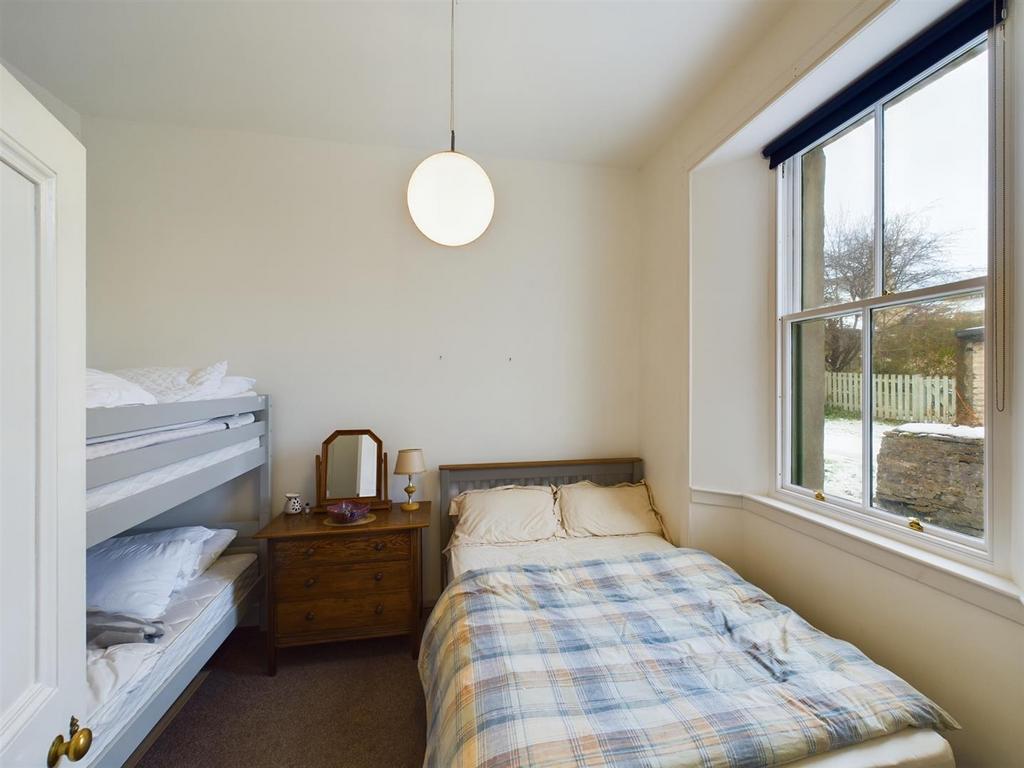 Bedroom to the front