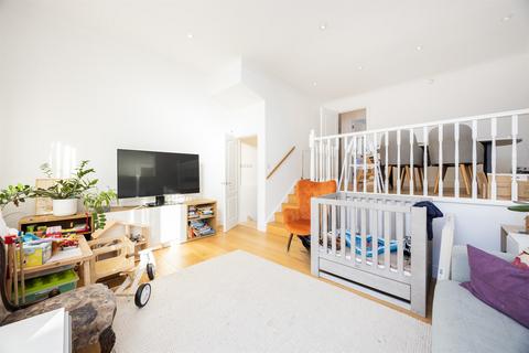 3 bedroom maisonette to rent, Nutmeg Close, E16