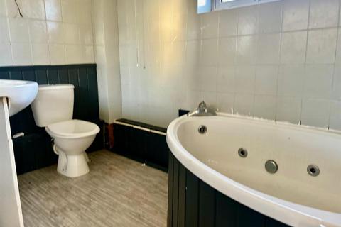 36 Clyde Chase, Leeds, LS12 1XQ